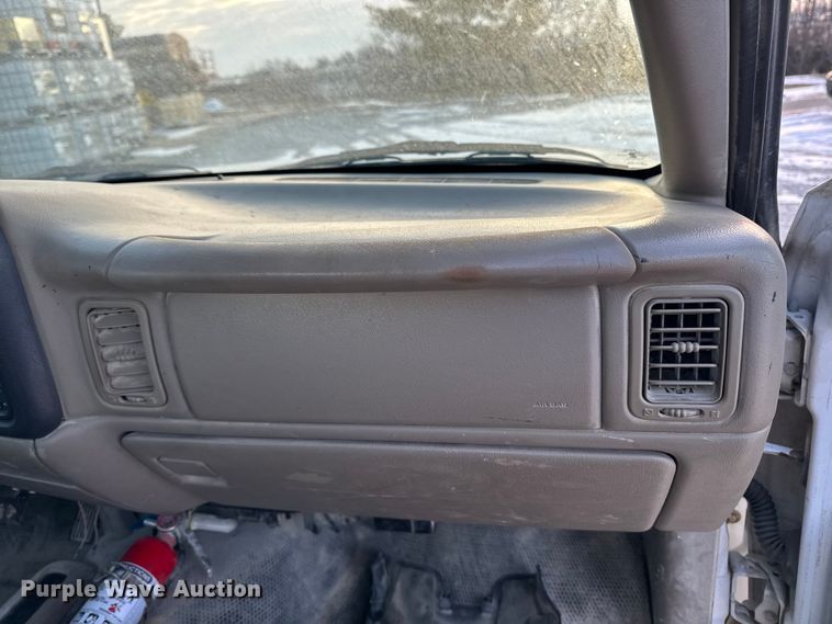 image for item OE9513 2001 Chevrolet Silverado 3500 flatbed pickup truck