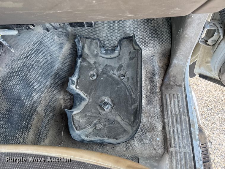 image for item OE9513 2001 Chevrolet Silverado 3500 flatbed pickup truck