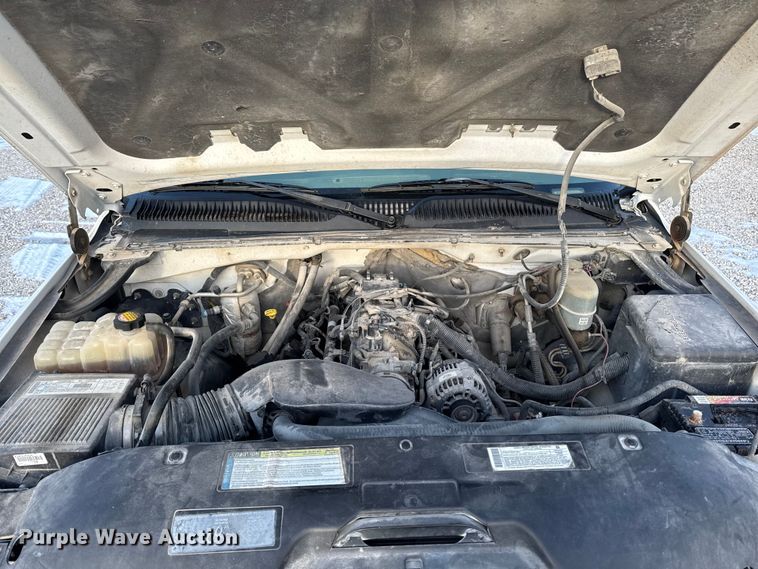 image for item OE9513 2001 Chevrolet Silverado 3500 flatbed pickup truck