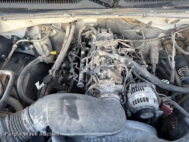 image for item OE9513 2001 Chevrolet Silverado 3500 flatbed pickup truck