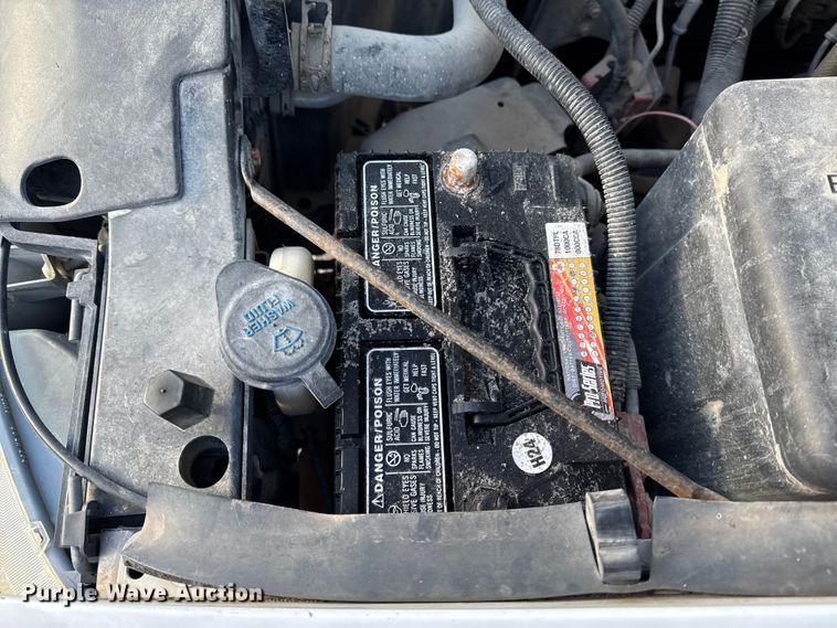 image for item OE9513 2001 Chevrolet Silverado 3500 flatbed pickup truck