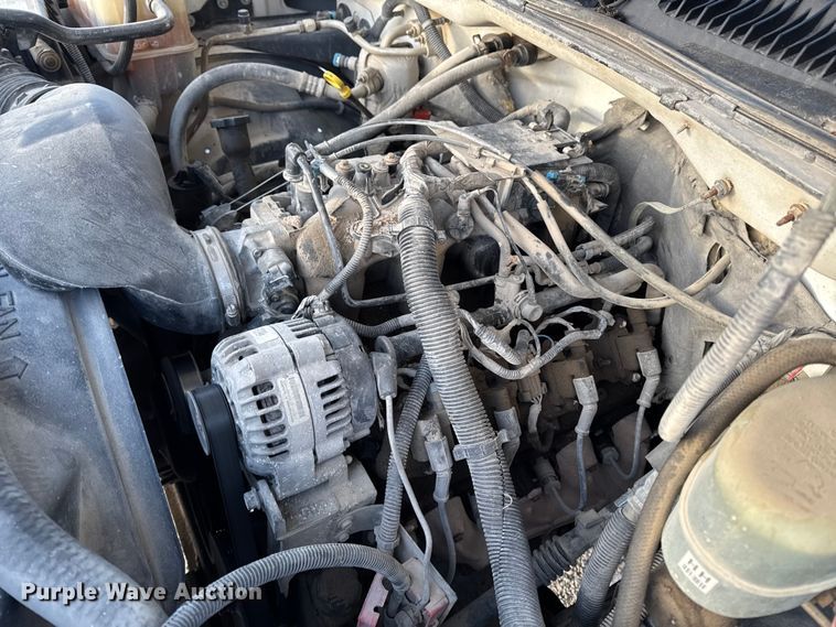 image for item OE9513 2001 Chevrolet Silverado 3500 flatbed pickup truck