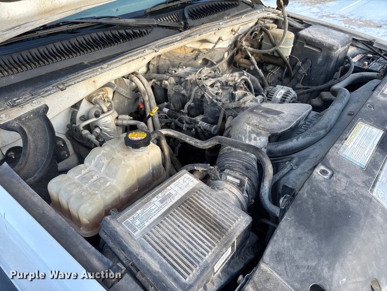 image for item OE9513 2001 Chevrolet Silverado 3500 flatbed pickup truck