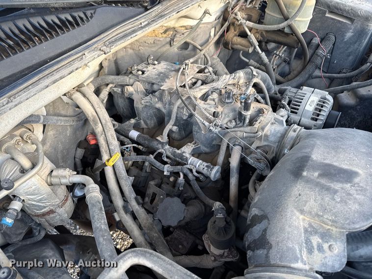 image for item OE9513 2001 Chevrolet Silverado 3500 flatbed pickup truck