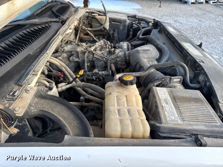 image for item OE9513 2001 Chevrolet Silverado 3500 flatbed pickup truck