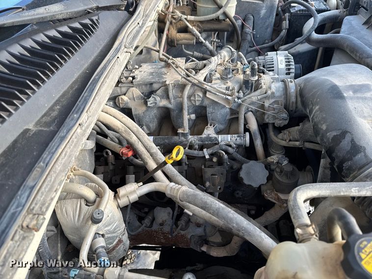 image for item OE9513 2001 Chevrolet Silverado 3500 flatbed pickup truck