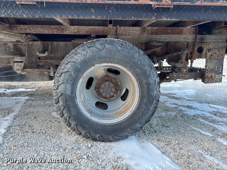 image for item OE9513 2001 Chevrolet Silverado 3500 flatbed pickup truck