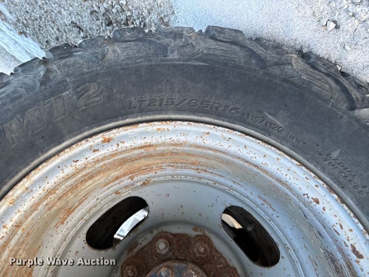 image for item OE9513 2001 Chevrolet Silverado 3500 flatbed pickup truck