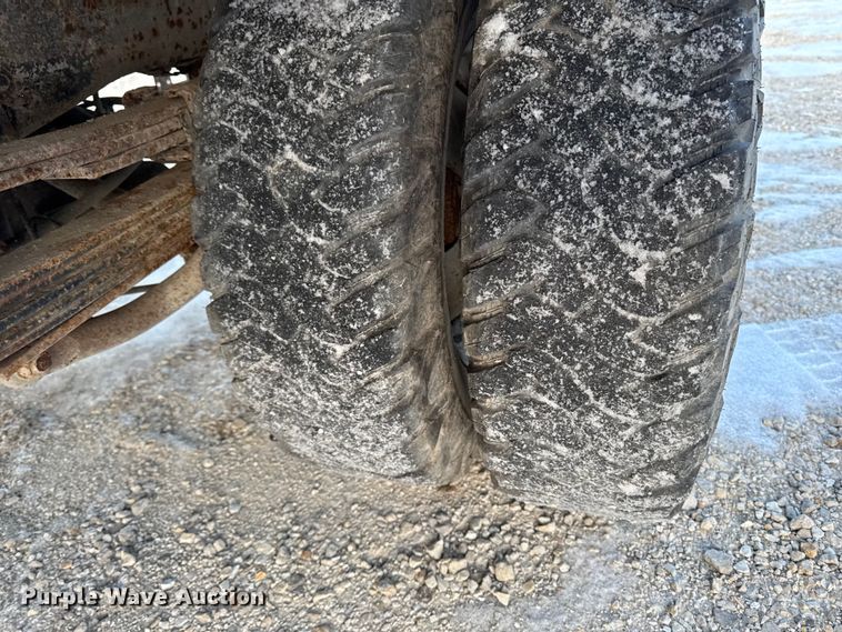 image for item OE9513 2001 Chevrolet Silverado 3500 flatbed pickup truck