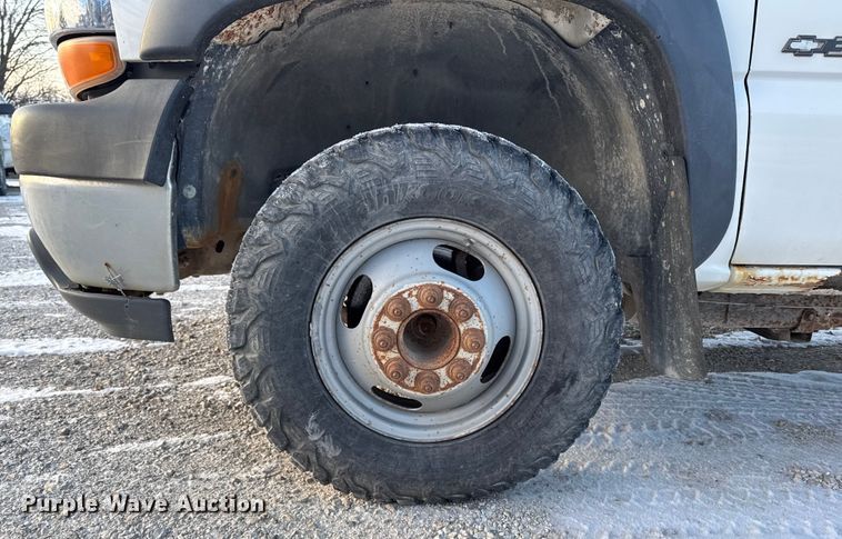 image for item OE9513 2001 Chevrolet Silverado 3500 flatbed pickup truck