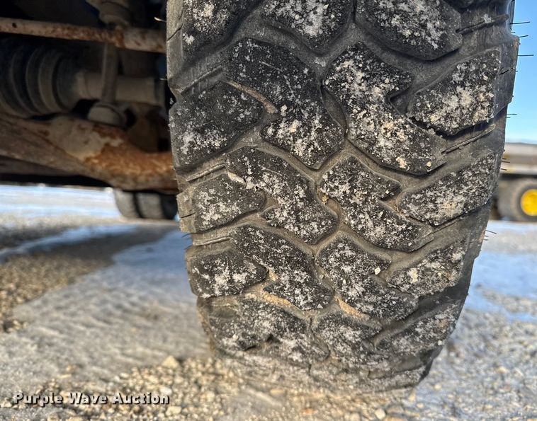 image for item OE9513 2001 Chevrolet Silverado 3500 flatbed pickup truck