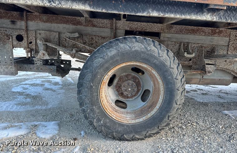 image for item OE9513 2001 Chevrolet Silverado 3500 flatbed pickup truck