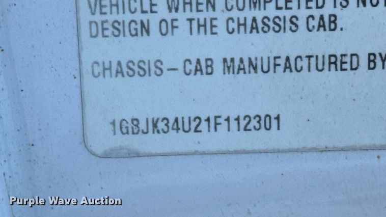 image for item OE9513 2001 Chevrolet Silverado 3500 flatbed pickup truck