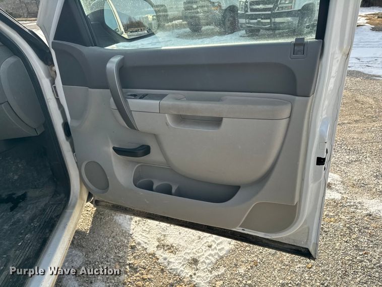 image for item OE9514 2011 Chevrolet Silverado 1500 Ext. Cab pickup truck