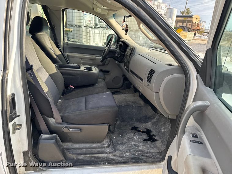 image for item OE9514 2011 Chevrolet Silverado 1500 Ext. Cab pickup truck