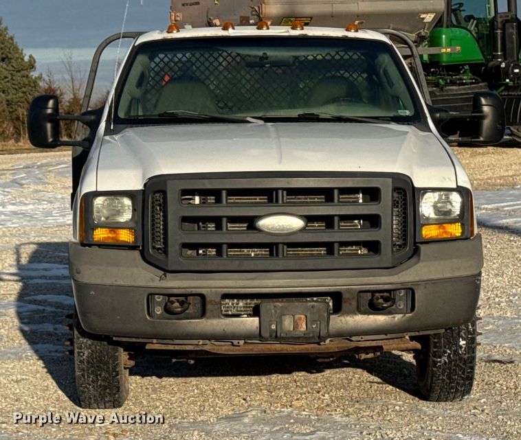 image for item OE9515 2005 Ford F350 Super Duty flatbed pickup truck