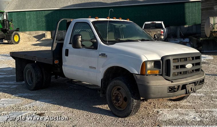 image for item OE9515 2005 Ford F350 Super Duty flatbed pickup truck