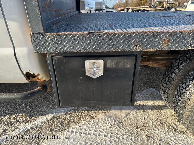 image for item OE9515 2005 Ford F350 Super Duty flatbed pickup truck