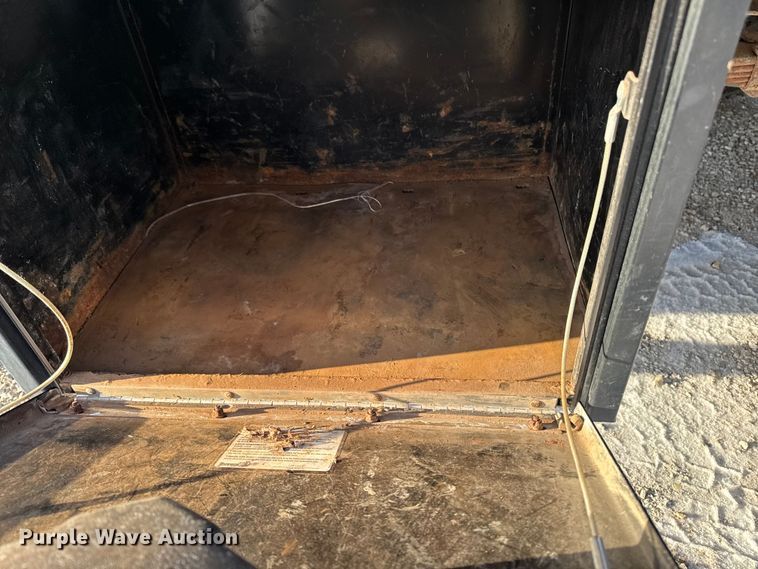 image for item OE9515 2005 Ford F350 Super Duty flatbed pickup truck