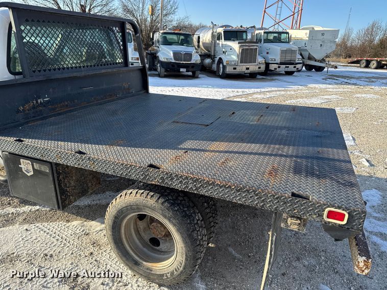 image for item OE9515 2005 Ford F350 Super Duty flatbed pickup truck