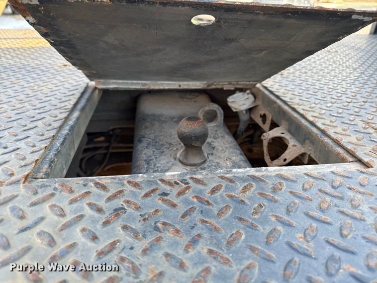 image for item OE9515 2005 Ford F350 Super Duty flatbed pickup truck