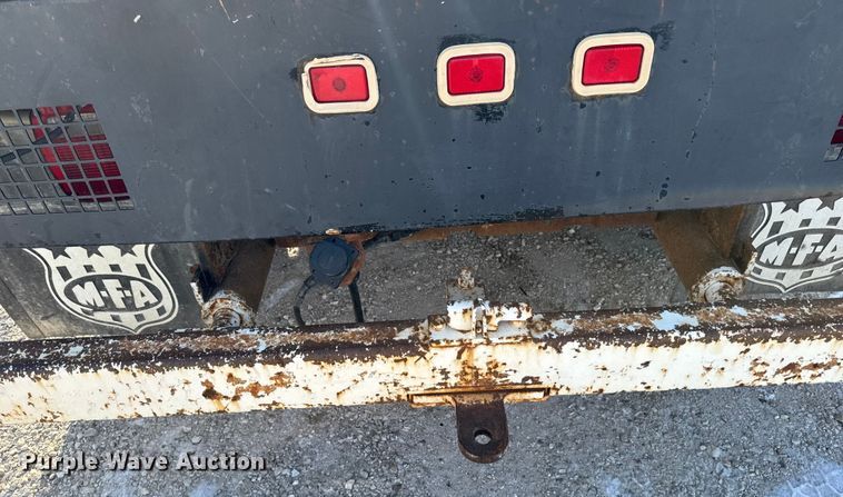 image for item OE9515 2005 Ford F350 Super Duty flatbed pickup truck