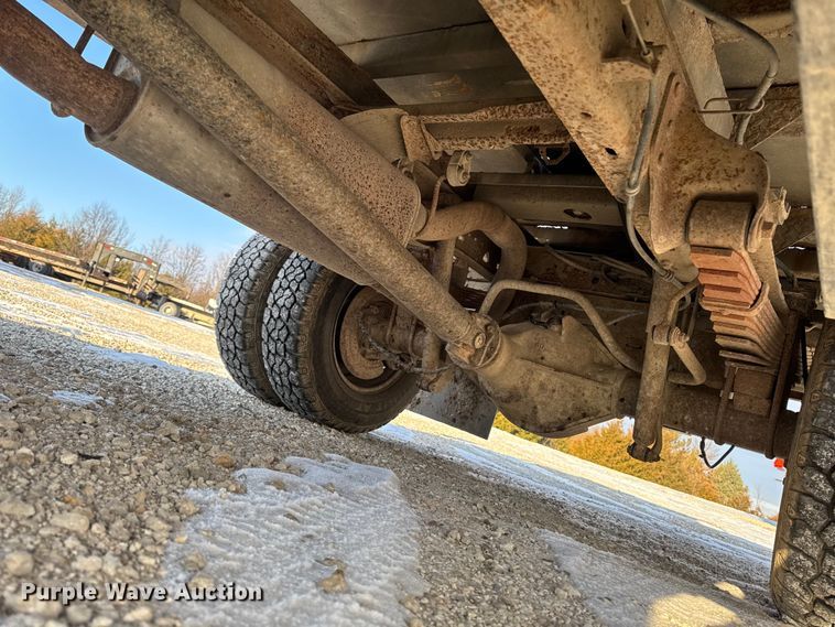 image for item OE9515 2005 Ford F350 Super Duty flatbed pickup truck