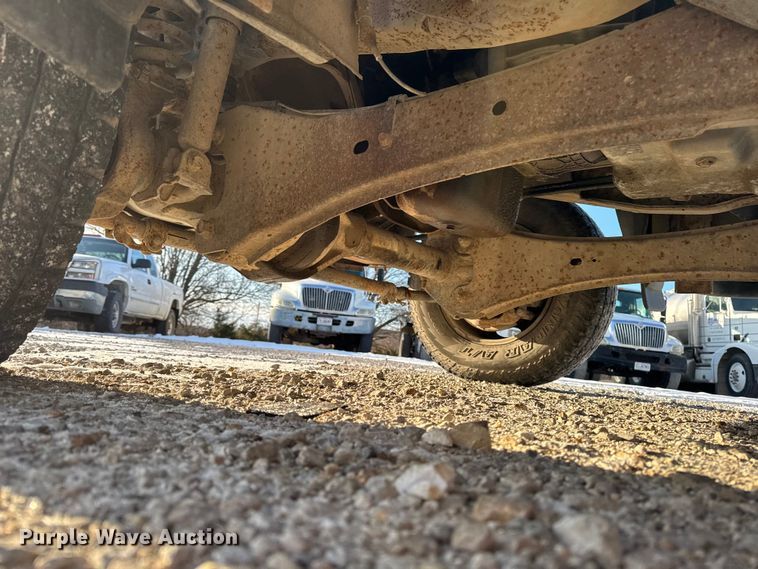 image for item OE9515 2005 Ford F350 Super Duty flatbed pickup truck