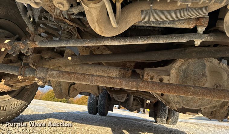 image for item OE9515 2005 Ford F350 Super Duty flatbed pickup truck