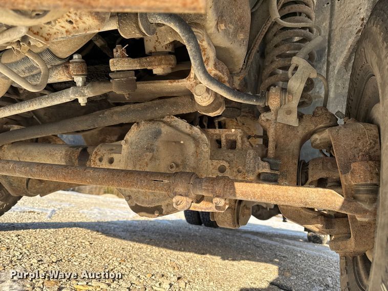 image for item OE9515 2005 Ford F350 Super Duty flatbed pickup truck