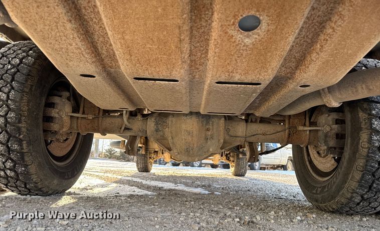 image for item OE9515 2005 Ford F350 Super Duty flatbed pickup truck