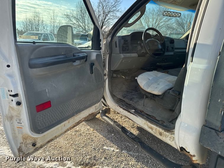 image for item OE9515 2005 Ford F350 Super Duty flatbed pickup truck