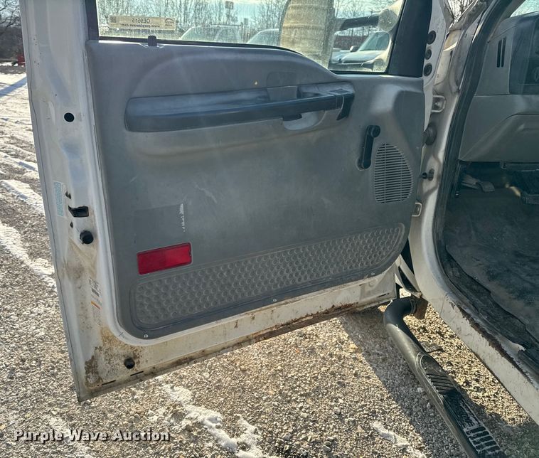 image for item OE9515 2005 Ford F350 Super Duty flatbed pickup truck