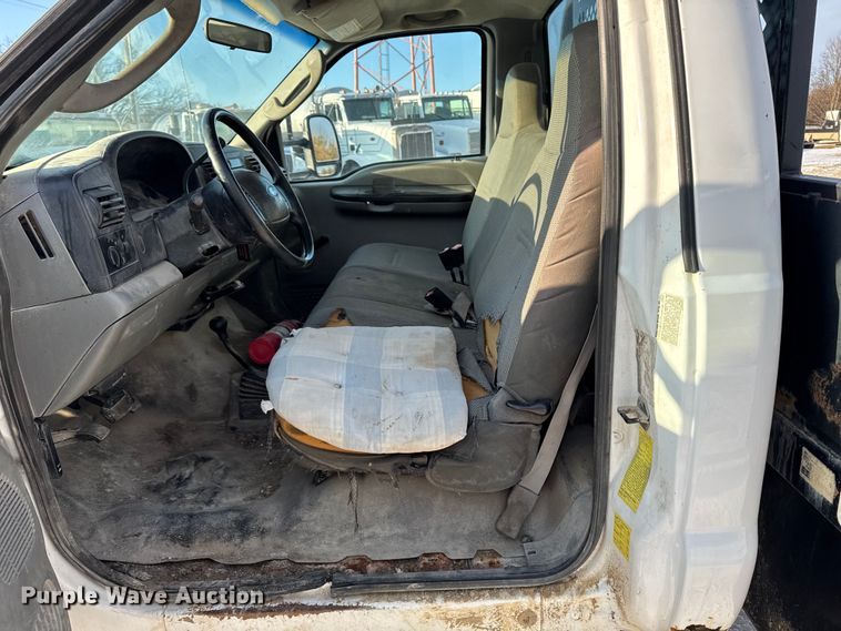 image for item OE9515 2005 Ford F350 Super Duty flatbed pickup truck