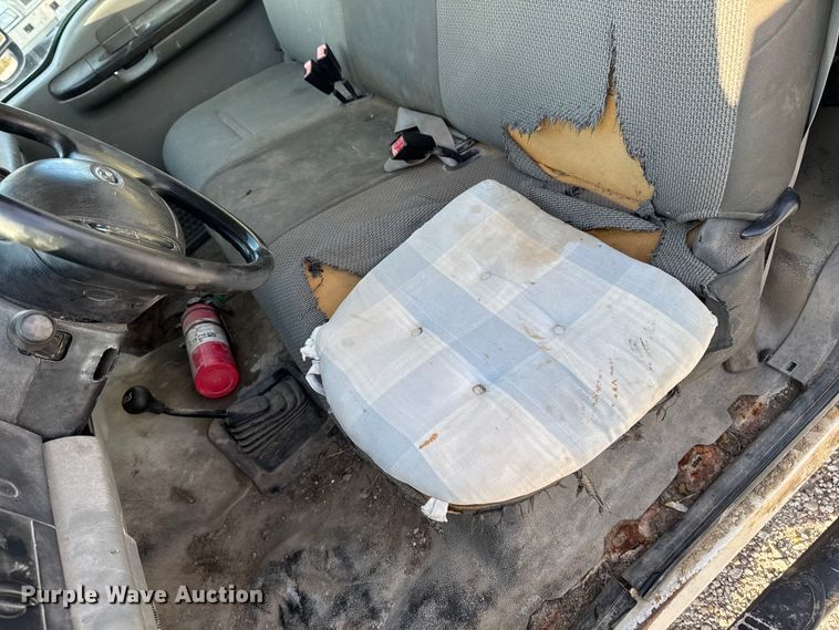 image for item OE9515 2005 Ford F350 Super Duty flatbed pickup truck