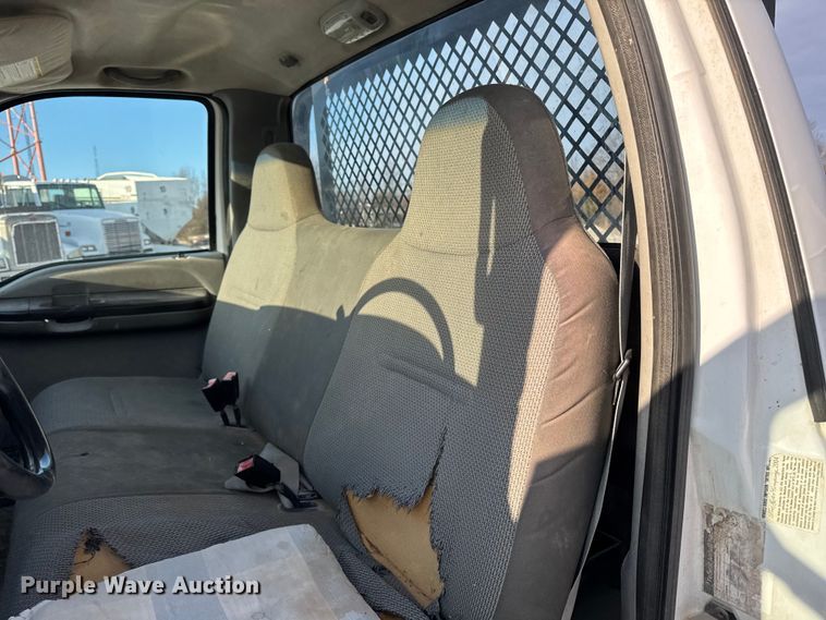 image for item OE9515 2005 Ford F350 Super Duty flatbed pickup truck