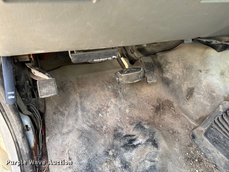 image for item OE9515 2005 Ford F350 Super Duty flatbed pickup truck