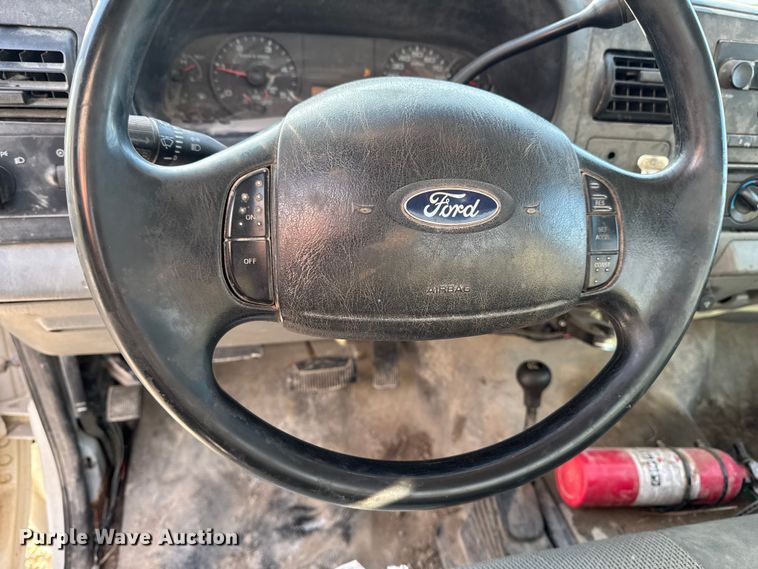 image for item OE9515 2005 Ford F350 Super Duty flatbed pickup truck