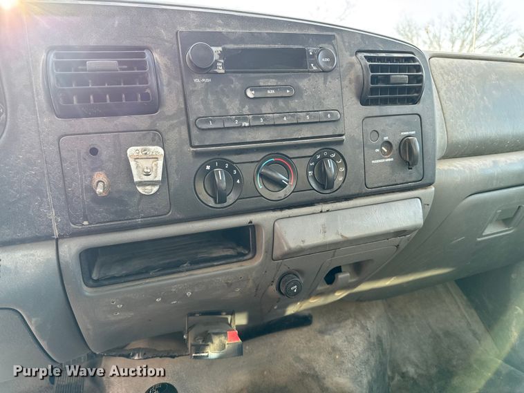 image for item OE9515 2005 Ford F350 Super Duty flatbed pickup truck