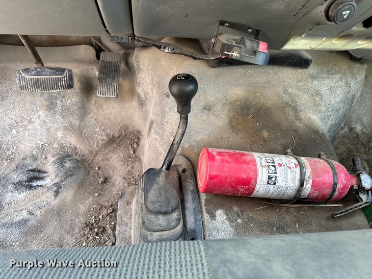 image for item OE9515 2005 Ford F350 Super Duty flatbed pickup truck