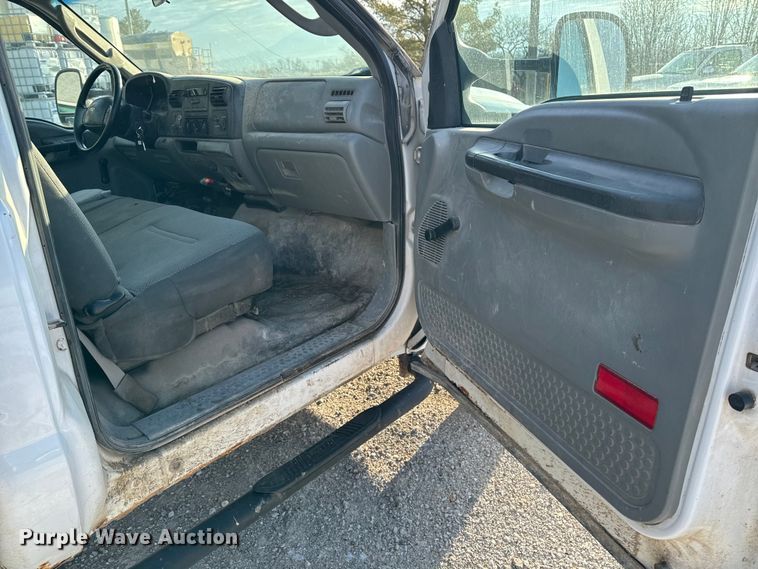 image for item OE9515 2005 Ford F350 Super Duty flatbed pickup truck