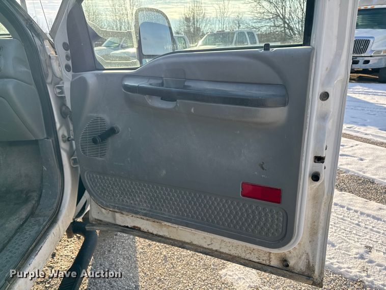 image for item OE9515 2005 Ford F350 Super Duty flatbed pickup truck