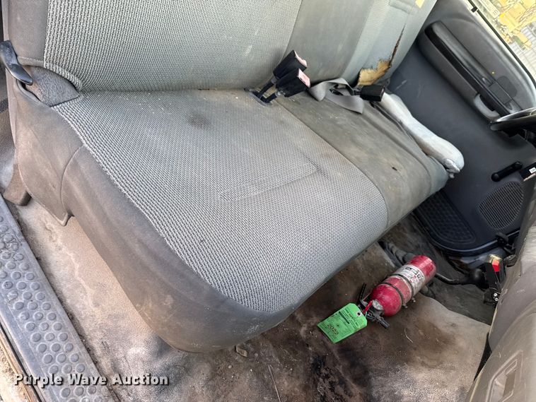 image for item OE9515 2005 Ford F350 Super Duty flatbed pickup truck