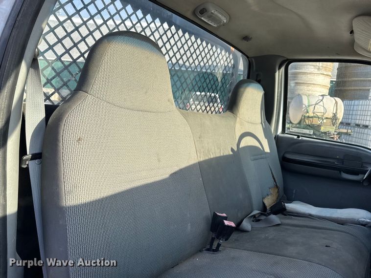 image for item OE9515 2005 Ford F350 Super Duty flatbed pickup truck