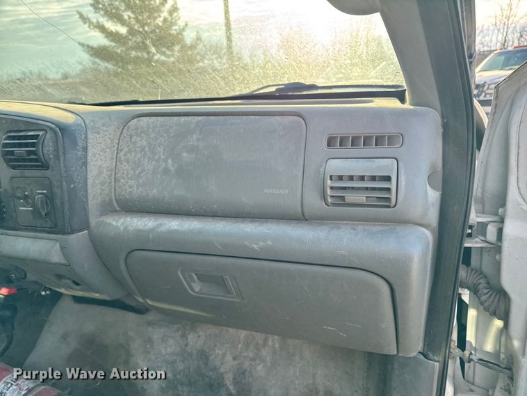 image for item OE9515 2005 Ford F350 Super Duty flatbed pickup truck