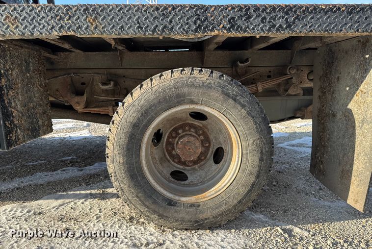 image for item OE9515 2005 Ford F350 Super Duty flatbed pickup truck