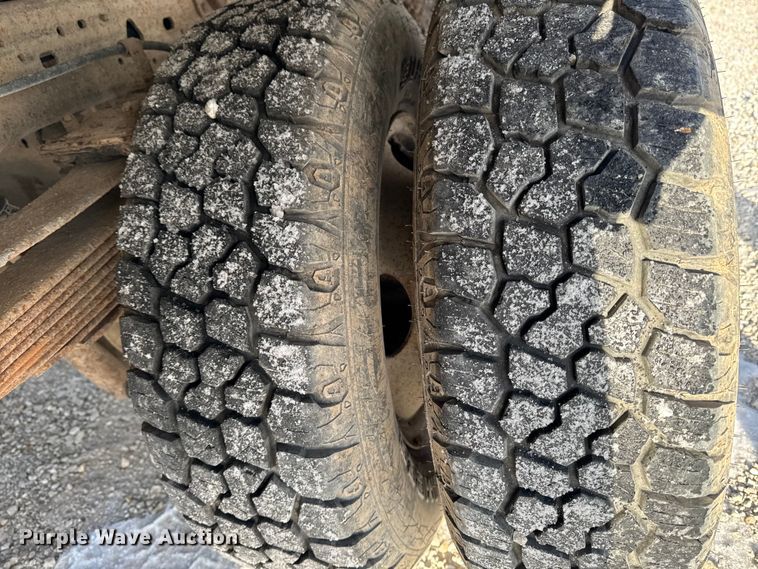 image for item OE9515 2005 Ford F350 Super Duty flatbed pickup truck