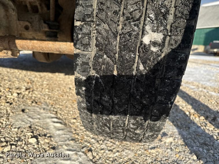 image for item OE9515 2005 Ford F350 Super Duty flatbed pickup truck