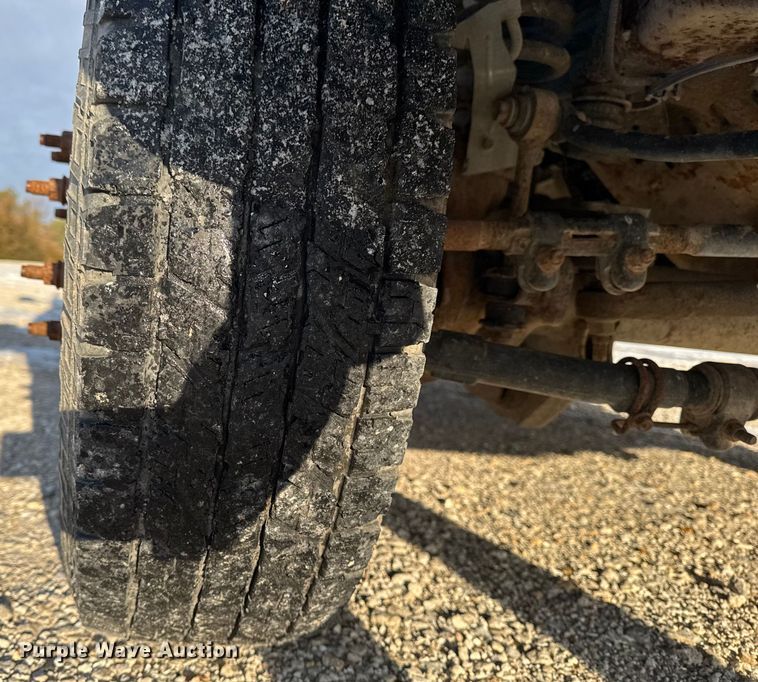 image for item OE9515 2005 Ford F350 Super Duty flatbed pickup truck