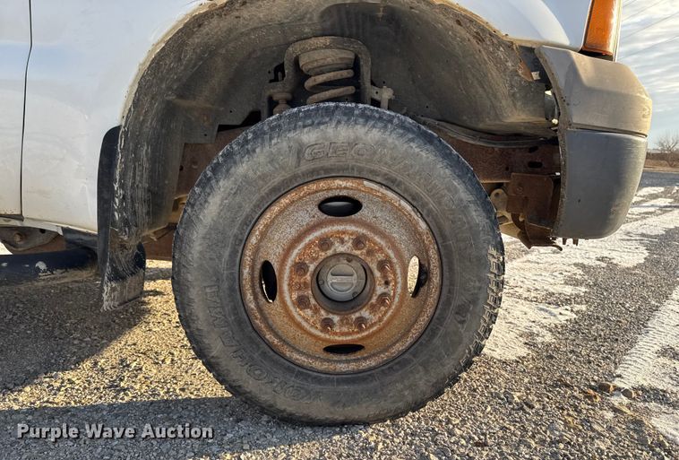 image for item OE9515 2005 Ford F350 Super Duty flatbed pickup truck